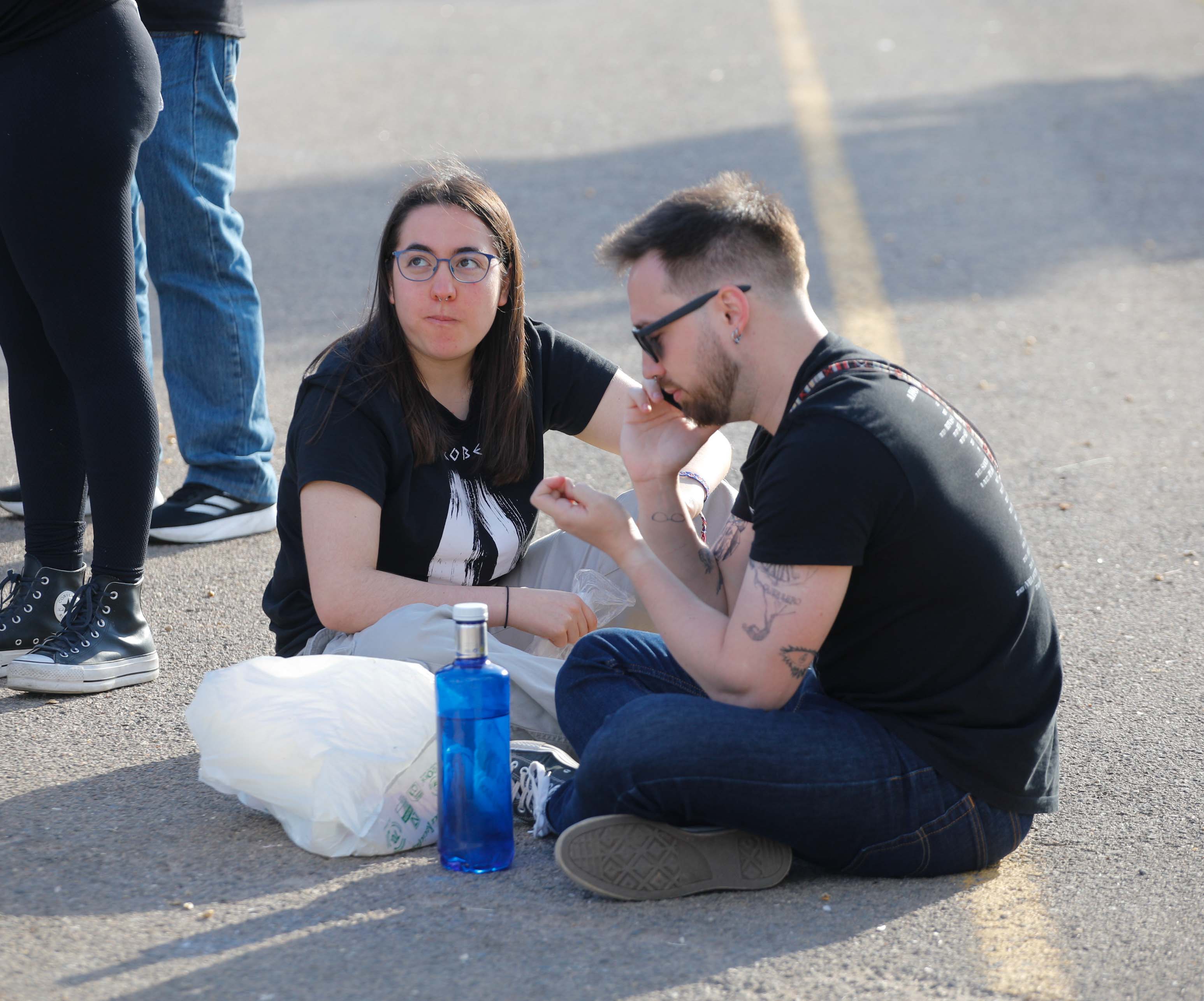 Fotos | Así viven la previa del concierto en Cáceres los fans de Los Robe (I)