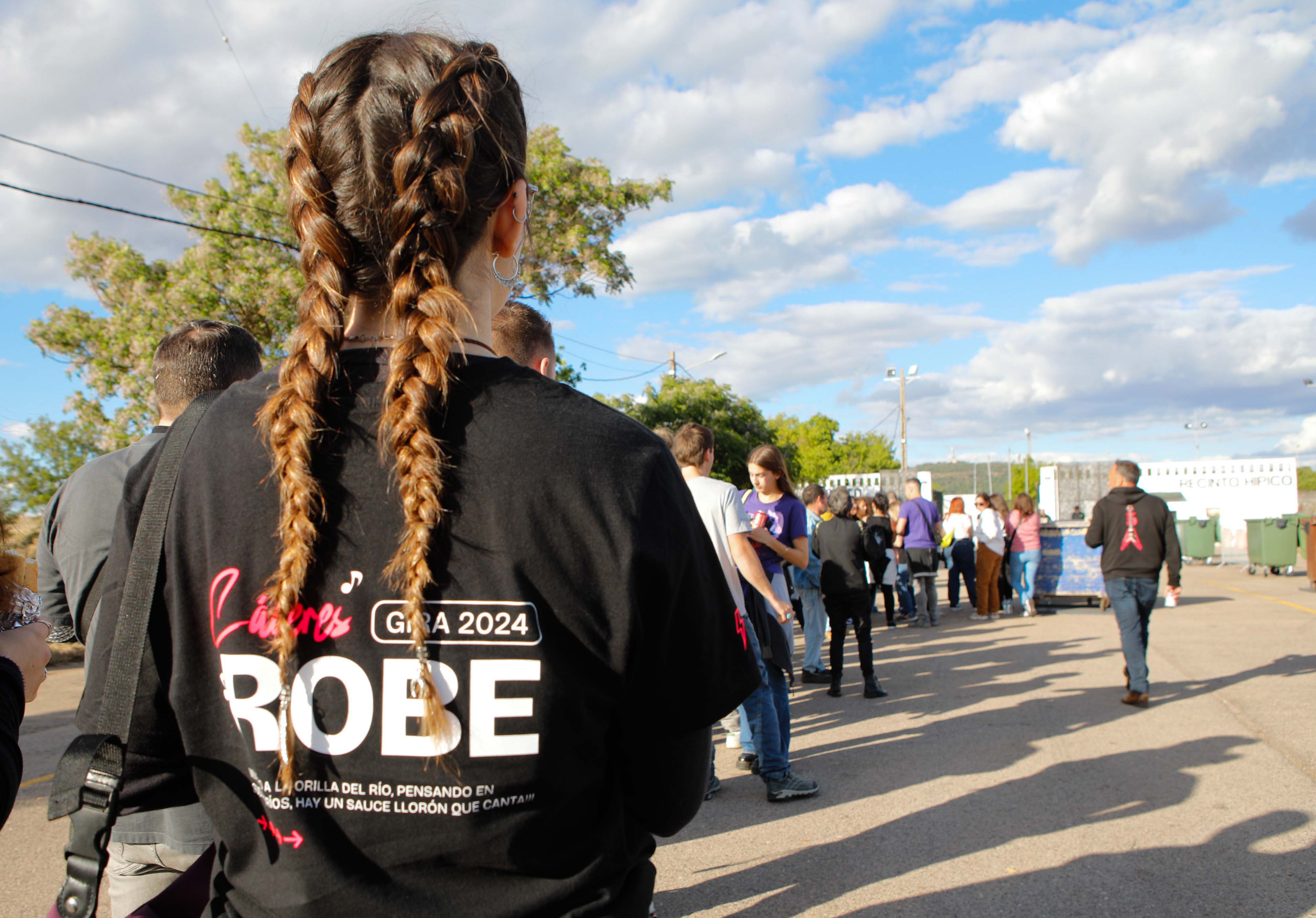 Fotos | Así viven la previa del concierto en Cáceres los fans de Los Robe (I)