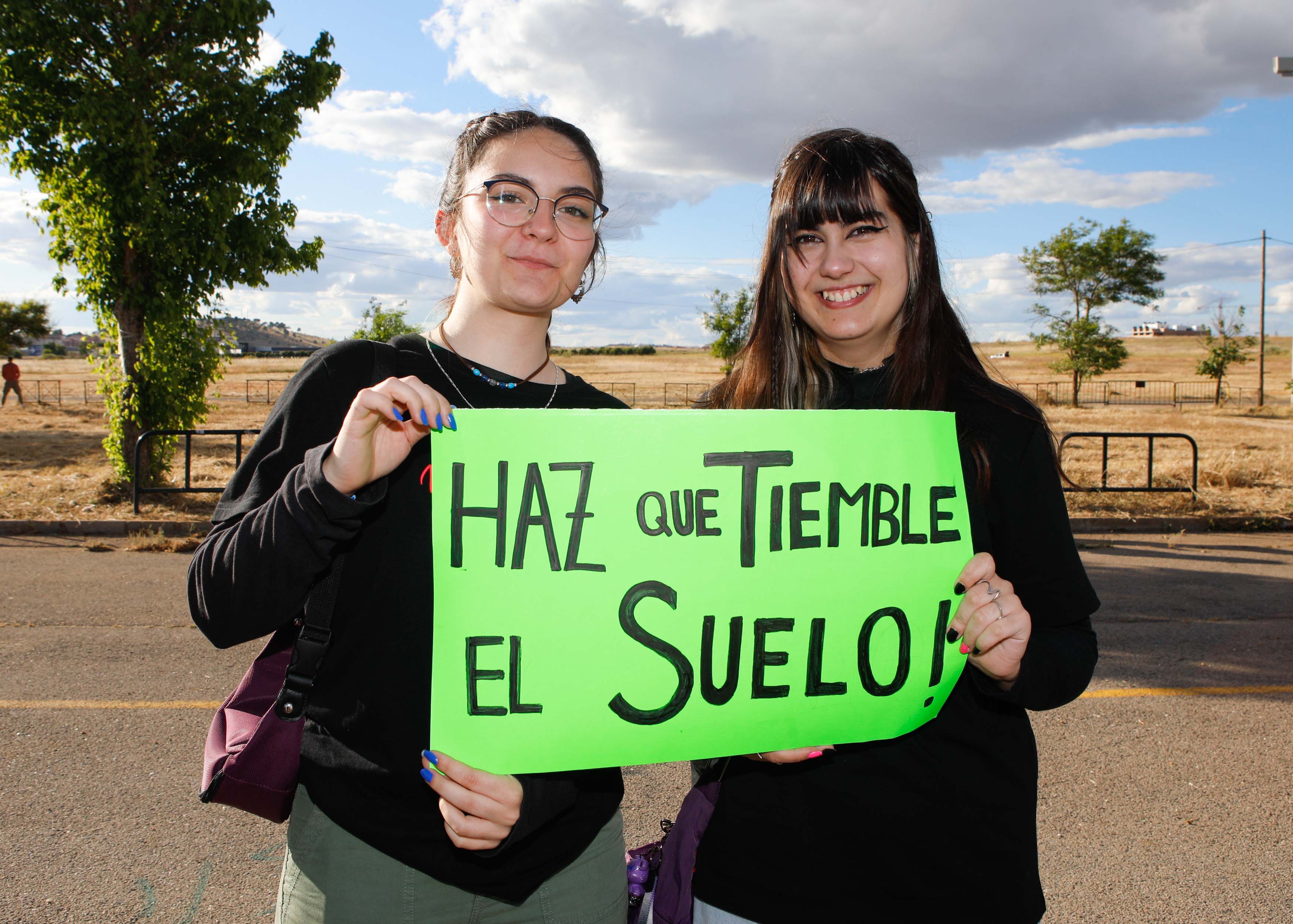 Fotos | Así viven la previa del concierto en Cáceres los fans de Los Robe (I)