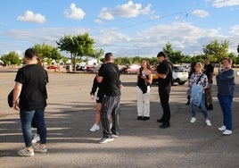 Fotos | Así viven la previa del concierto en Cáceres los fans de Los Robe (I)