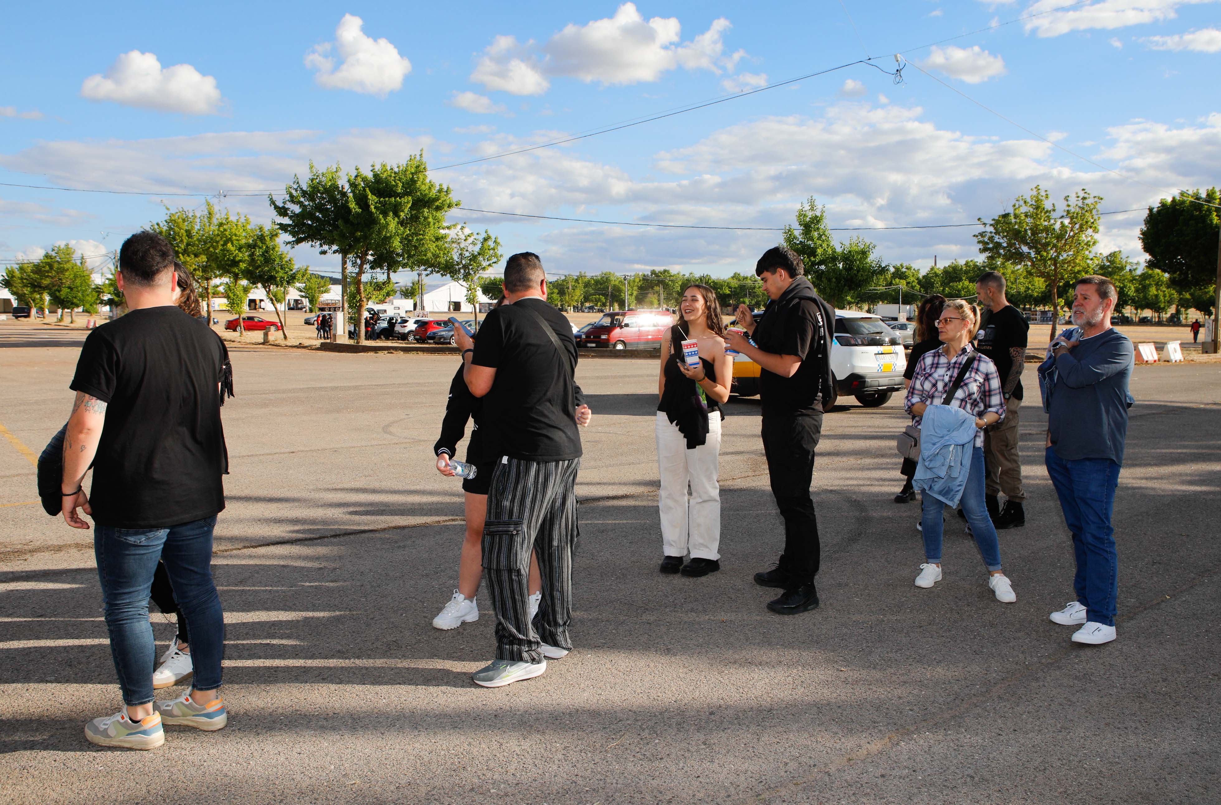 Fotos | Así viven la previa del concierto en Cáceres los fans de Los Robe (I)