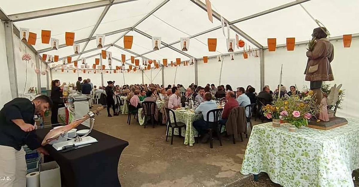 Imagen principal - Comida en la carpa.