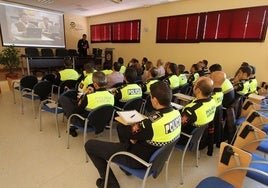 Agentes durante un curso en la Academia de Seguridad Pública de Extremadura, en Badajoz.