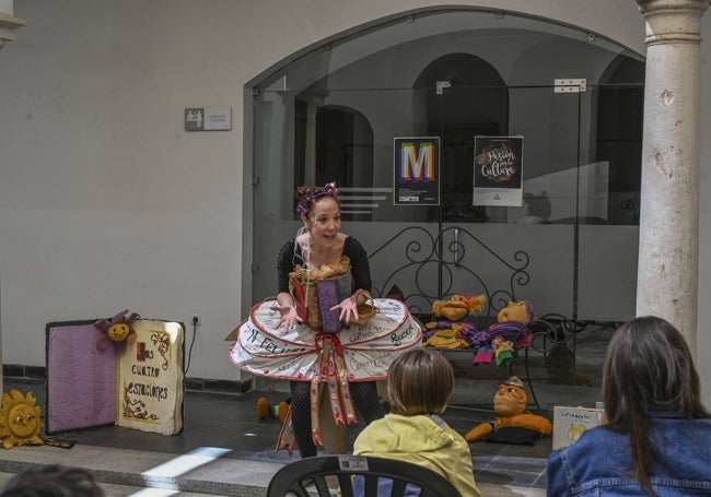 Cuentacuentos infantil en el Museo Luis de Morales esta mañana de sábado.