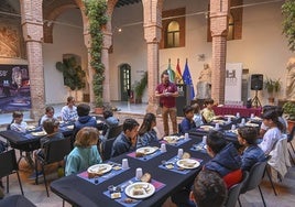 Manuel León dirige el taller infantil sobre los orígenes de la dieta mediterránea en el Museo Arqueológico.