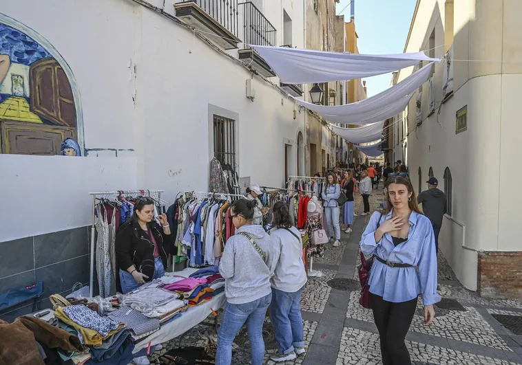 La ropa de segunda mano sale a las calles del Casco Antiguo de Badajoz