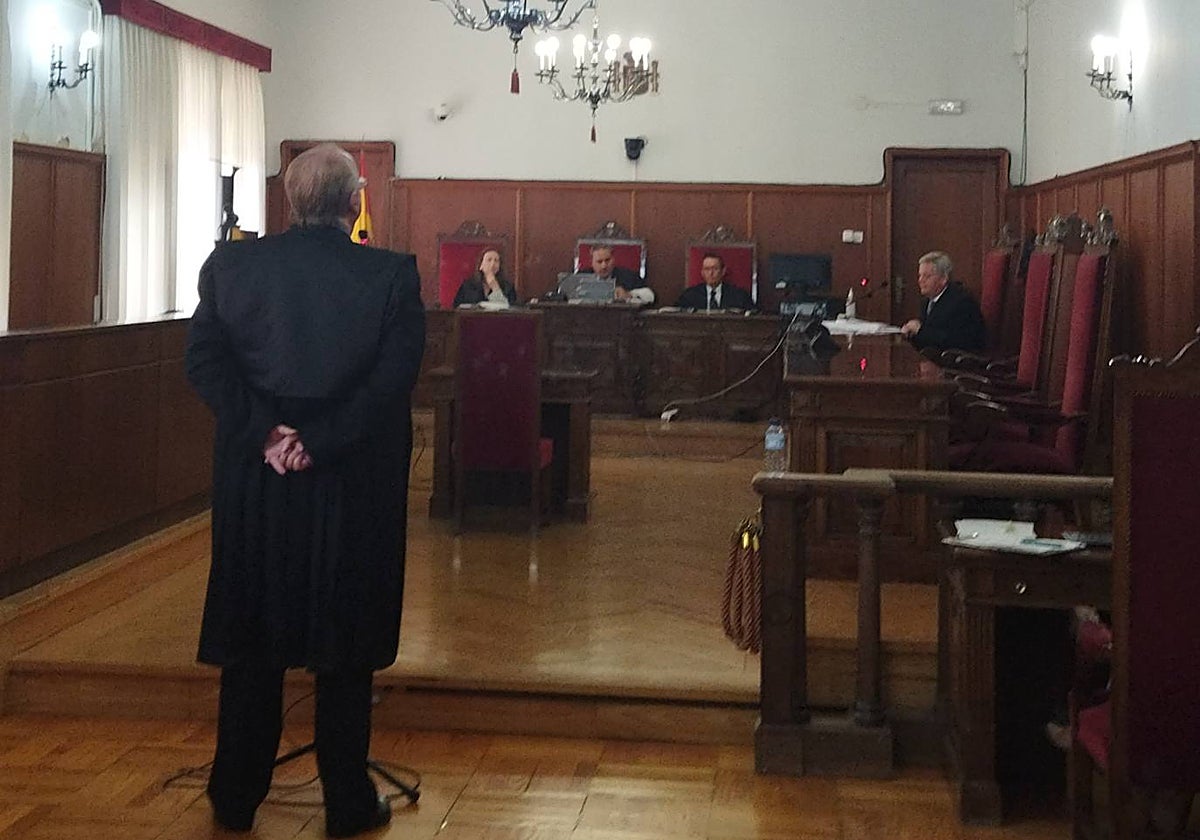 El abogado declaró con toga durante el juicio.