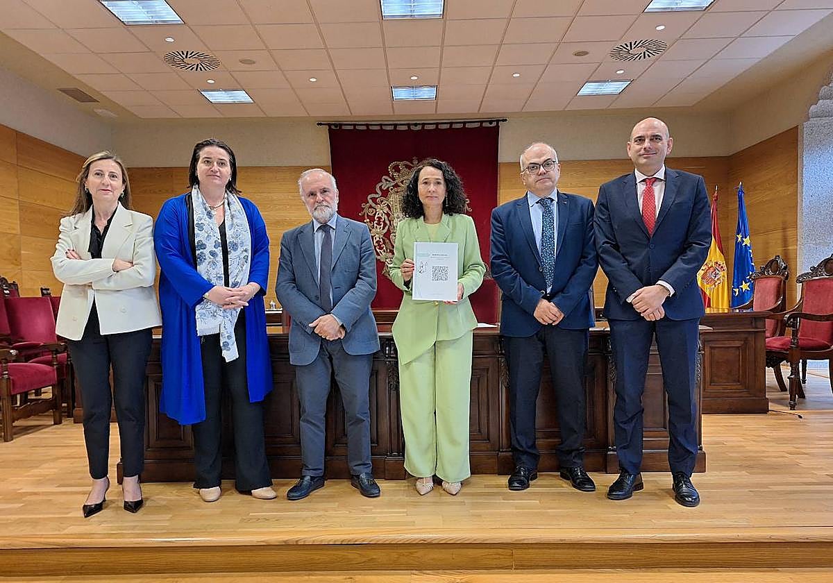 La presidenta del TSJEx sostiene la Memoria Judicial de 2023, durante el acto que ha tenido lugar este lunes.