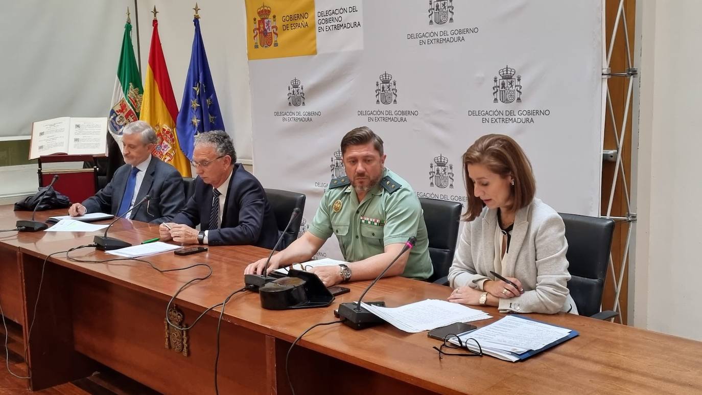 El delegado del Gobierno en Extremadura ha presentado el plan de choque junto a los jefes provinciales de Tráfico de Cáceres y Badajoz.