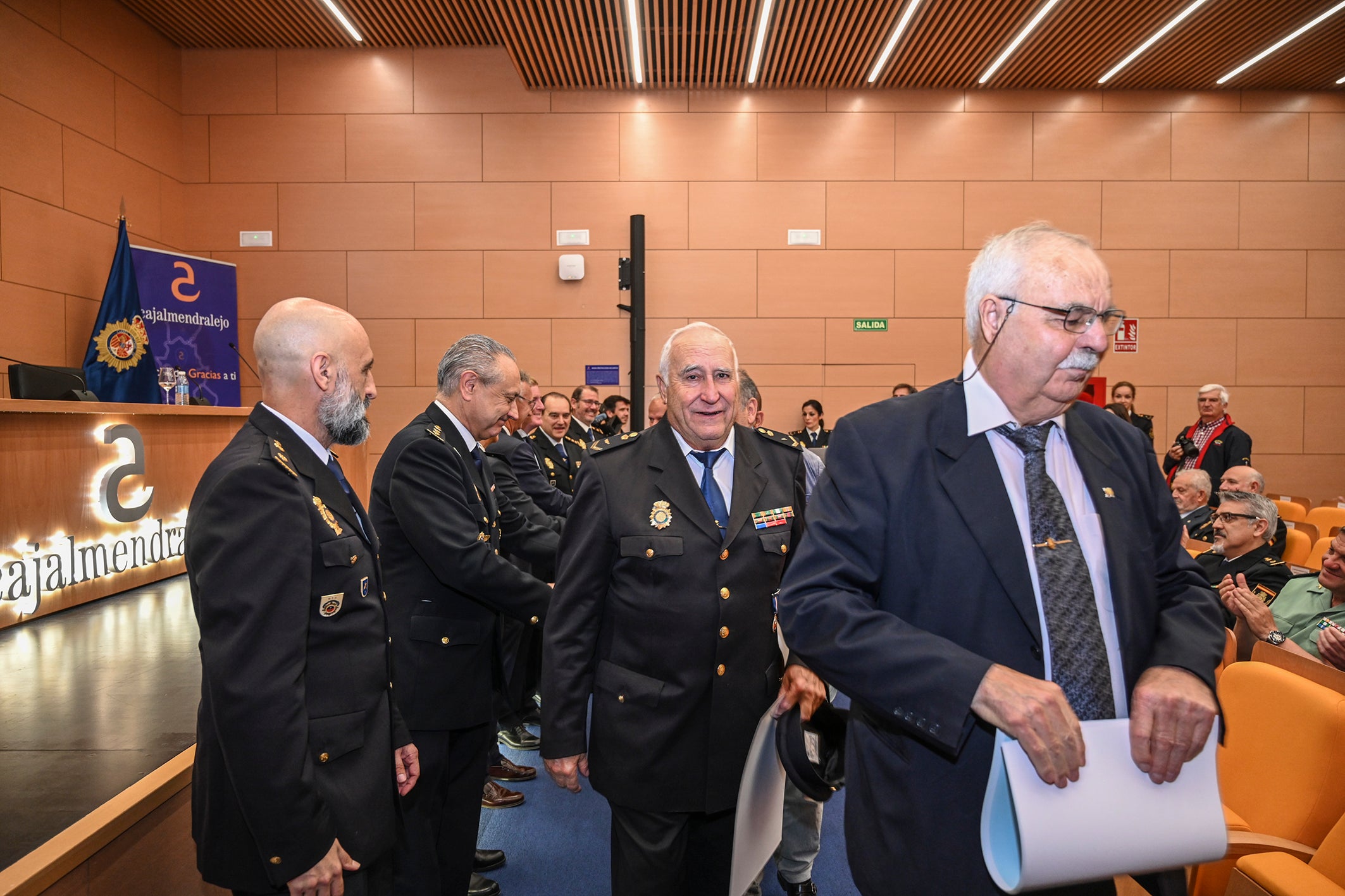 Fotos | Acto de entrega de diplomas de la Policía Nacional en Badajoz a miembros honorarios y jubilados