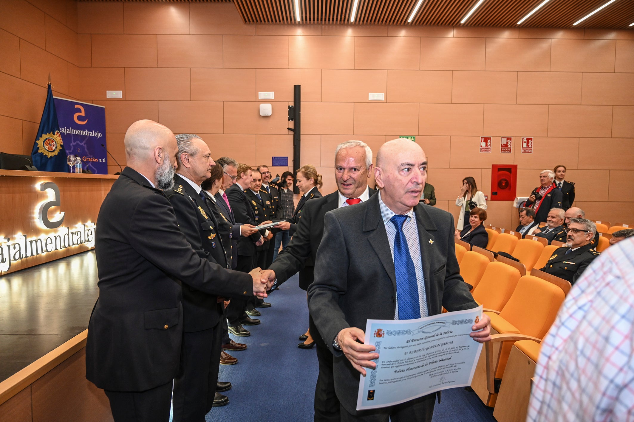 Fotos | Acto de entrega de diplomas de la Policía Nacional en Badajoz a miembros honorarios y jubilados