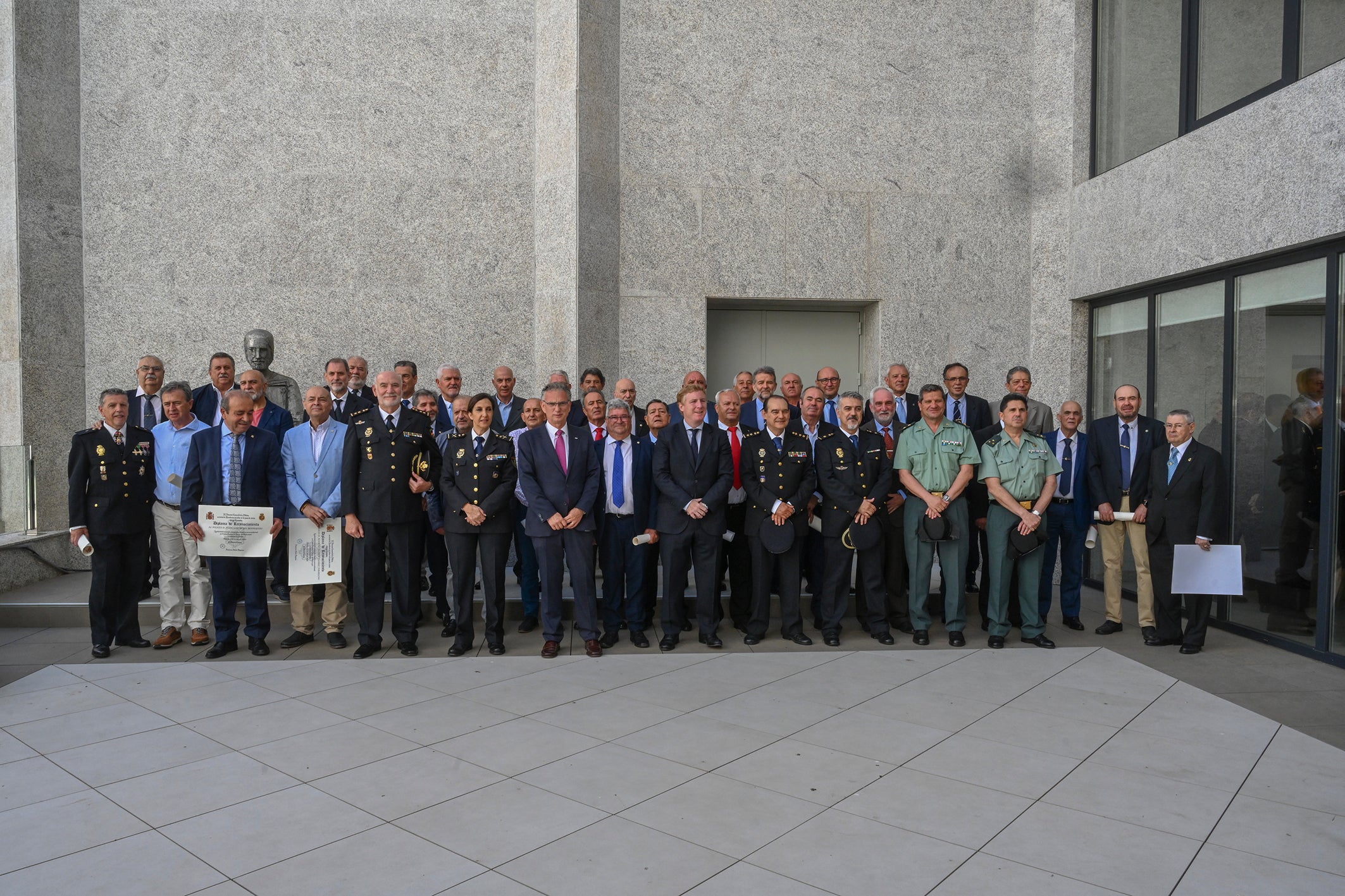 Fotos | Acto de entrega de diplomas de la Policía Nacional en Badajoz a miembros honorarios y jubilados