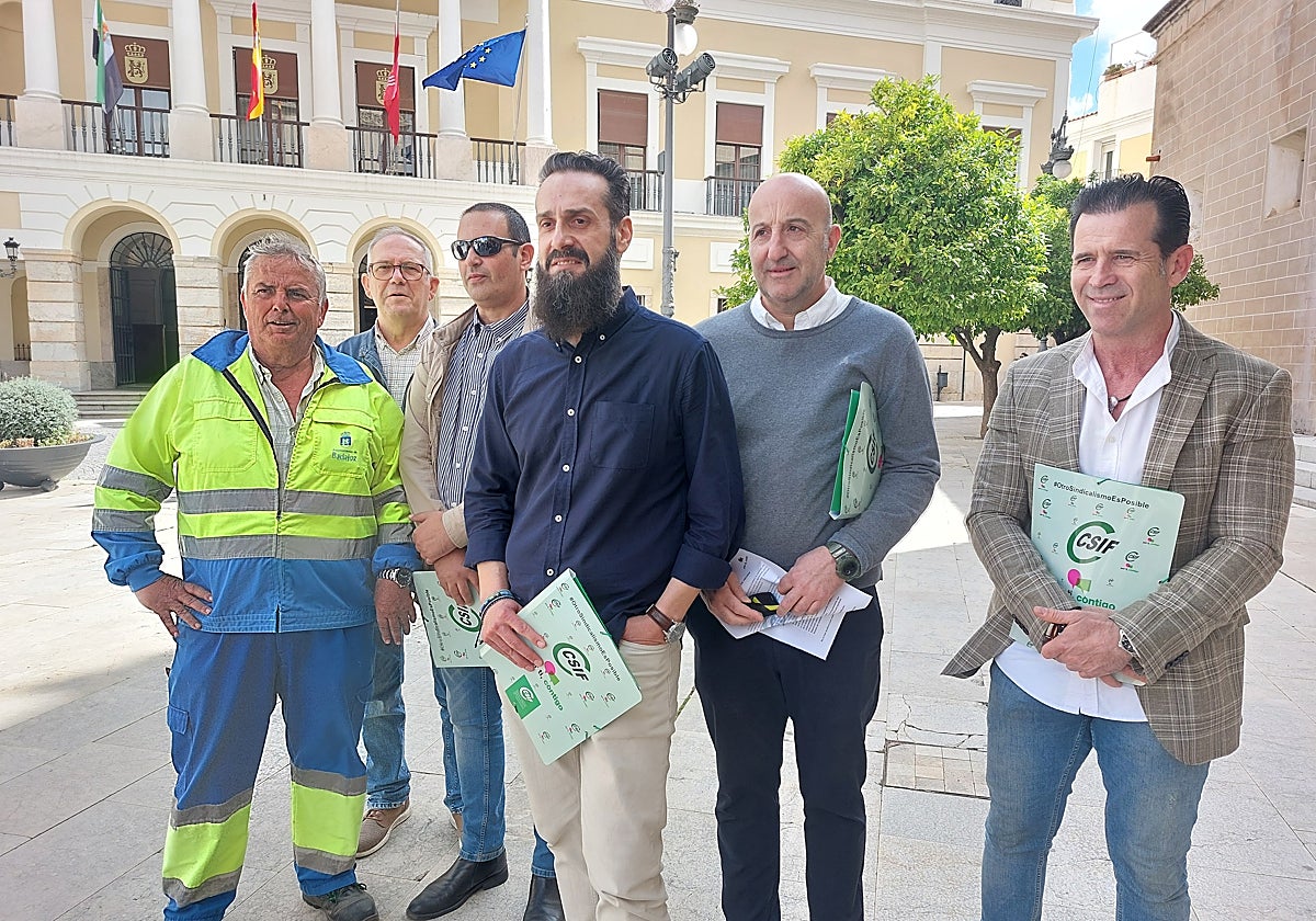 David de la Montaña y otros delegados de CSIF en la convocatoria de este martes.