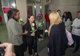 Manuela Chavero, en el centro, a la conclusión del juicio de su hermana.