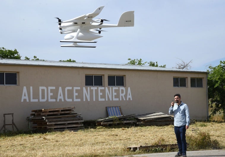 Uno de los aparatos despega del aeródromo de Aldeacentenera, este martes.