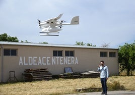 Uno de los aparatos despega del aeródromo de Aldeacentenera, este martes.