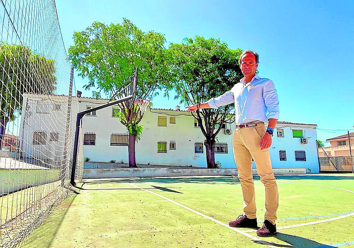 El edil Juan Parejo señala el lugar donde han arrancado las porterías de futbol en la avenida del Sol.