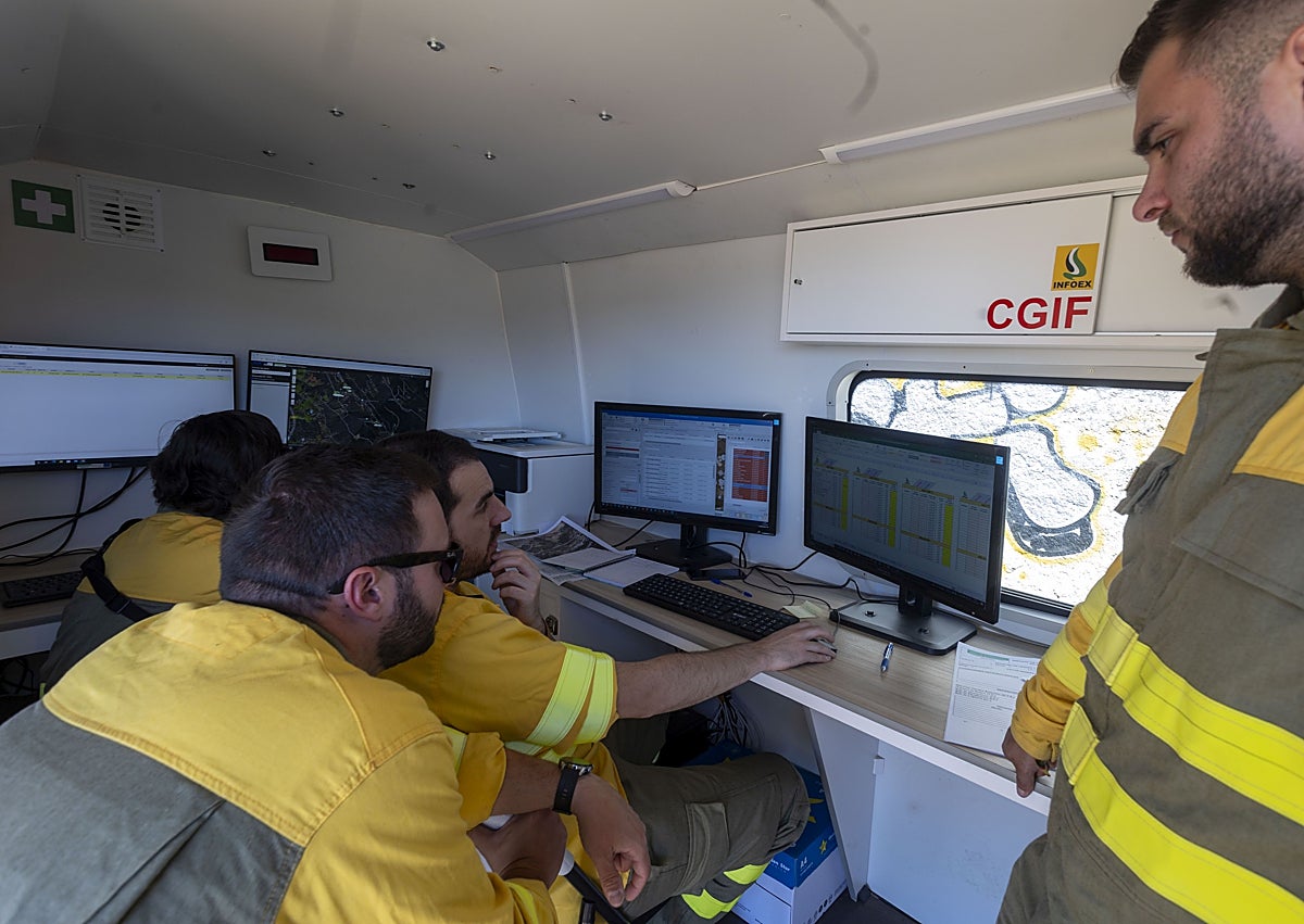 Imagen secundaria 1 - Arriba, agentes de la Patrulla Verde observan una foto aérea del incendio de 2016. Debajo, el puesto de mando avanzado en la Ex-206. Sobre estas líneas, la Guardia Civil controla los accesos.