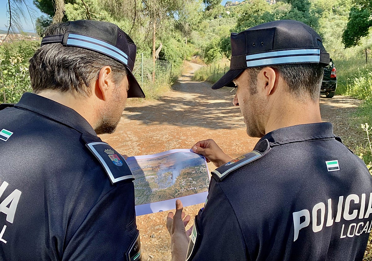 Imagen principal - Arriba, agentes de la Patrulla Verde observan una foto aérea del incendio de 2016. Debajo, el puesto de mando avanzado en la Ex-206. Sobre estas líneas, la Guardia Civil controla los accesos.