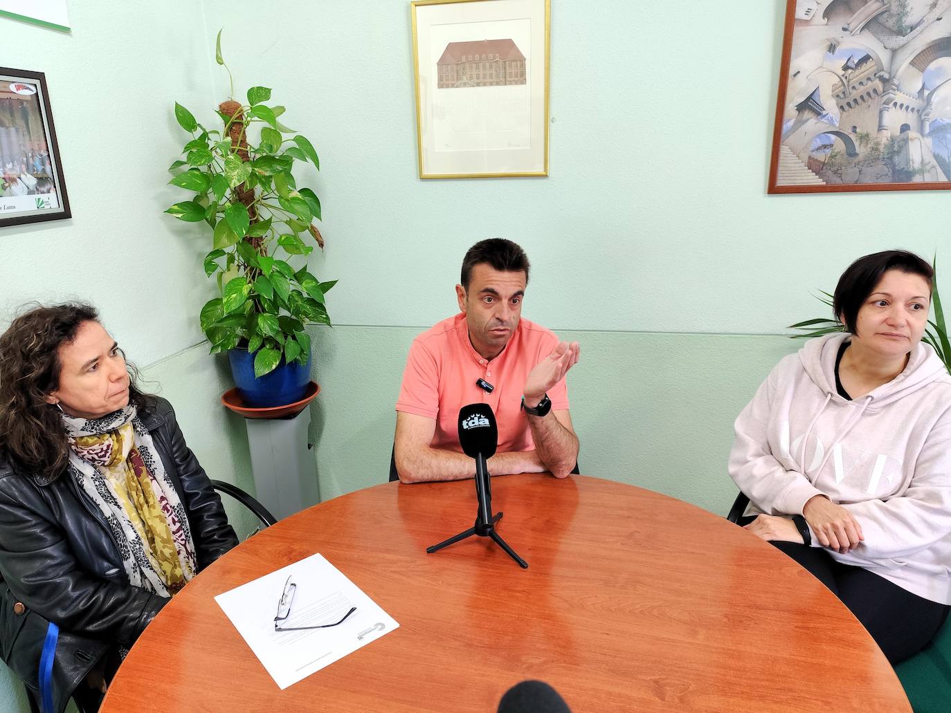 Yolanda del Sol, profesora, Jesús Gamero, director del IES, y Yolanda Corchado, de la AMPA, muestran su disconformidad con la supresión del ciclo de FP