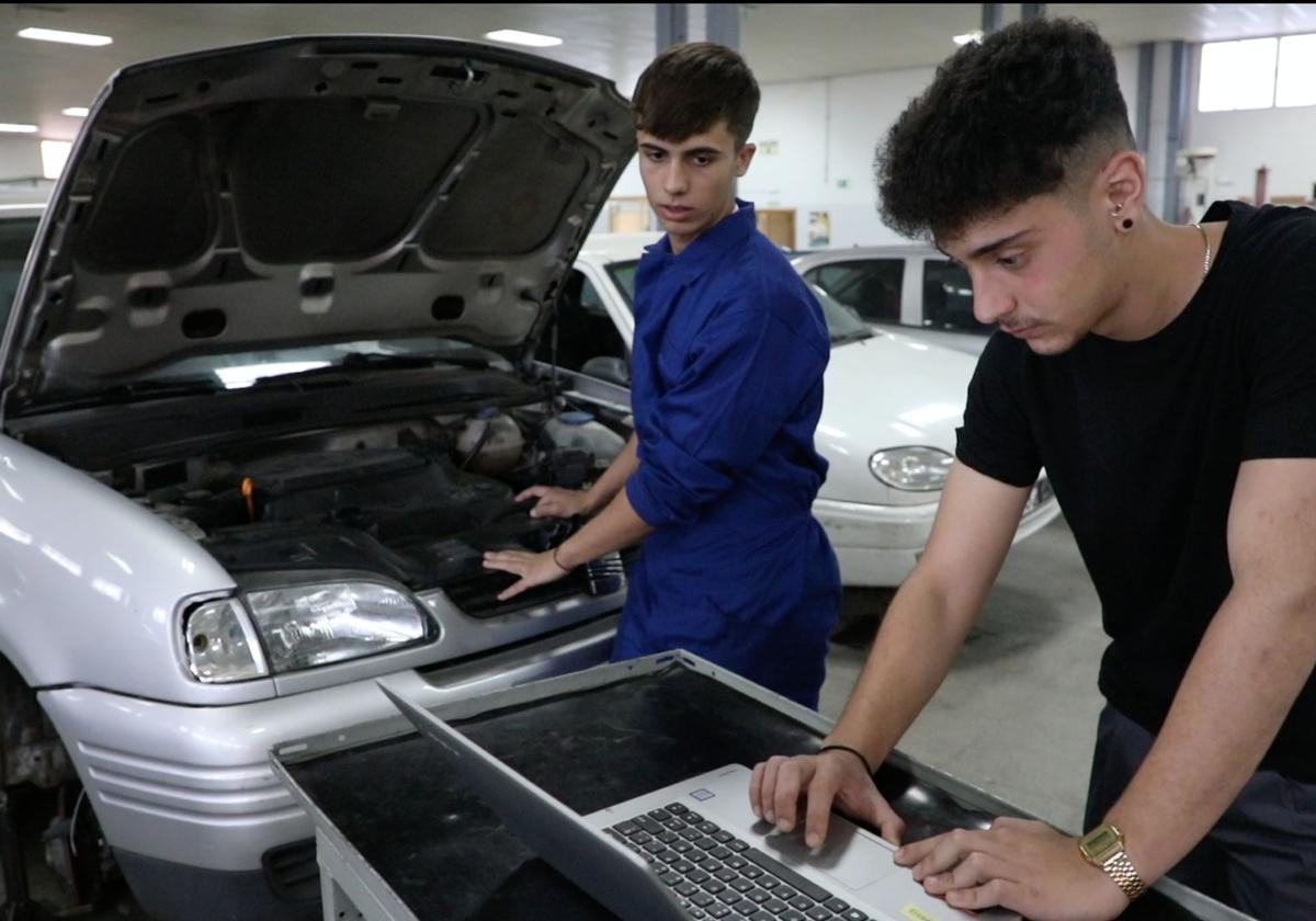 Alumnos de un grado medio de automoción.