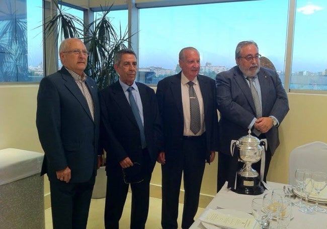 Pepe Espinosa durante un homenaje que le dedicó el Badajoz junto a los expresidentes Félix Castillo, Antonio Guevara y Fernando Valbuena.