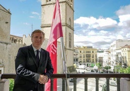 Ignacio Gragera, en el balcón municipal con la bandera recién aprobada para la ciudad.