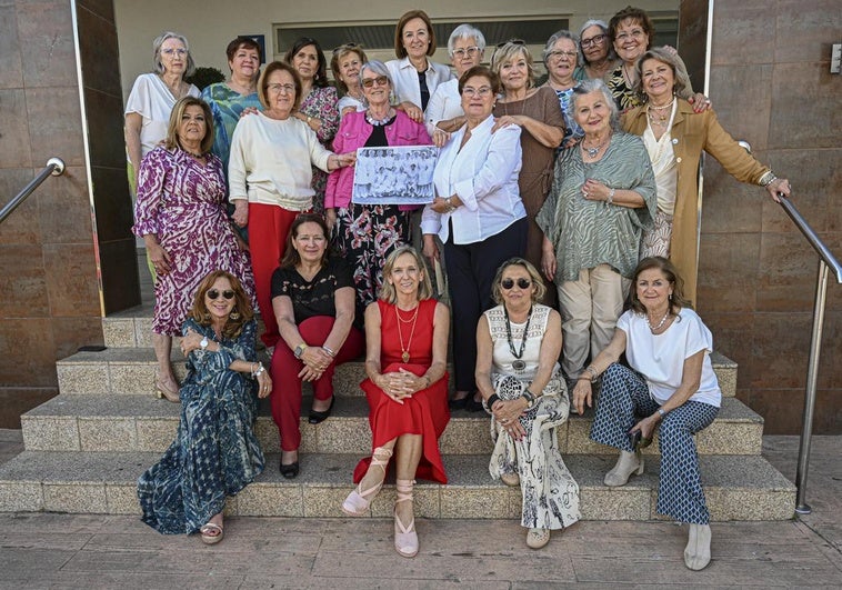 Enfermeras de la Cruz Roja muestran una foto de la primera promoción.