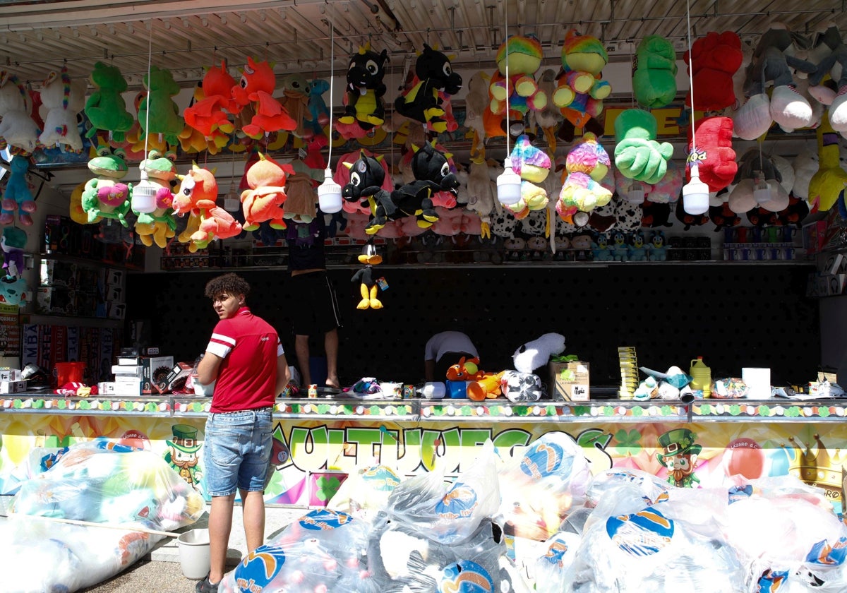 Montaje de una de las atracciones en el ferial este jueves.