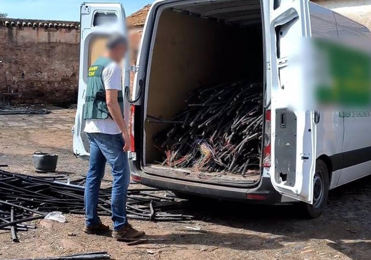 Un agente de la Guardia Civil con parte del cableado de cobre recuperado.