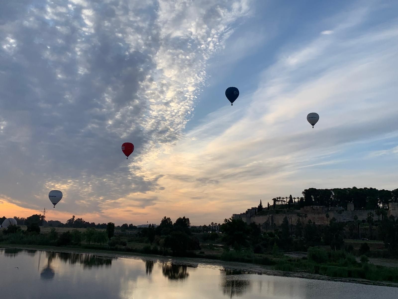 Las mejores imágenes de los globos aerostáticos sobrevolando Badajoz