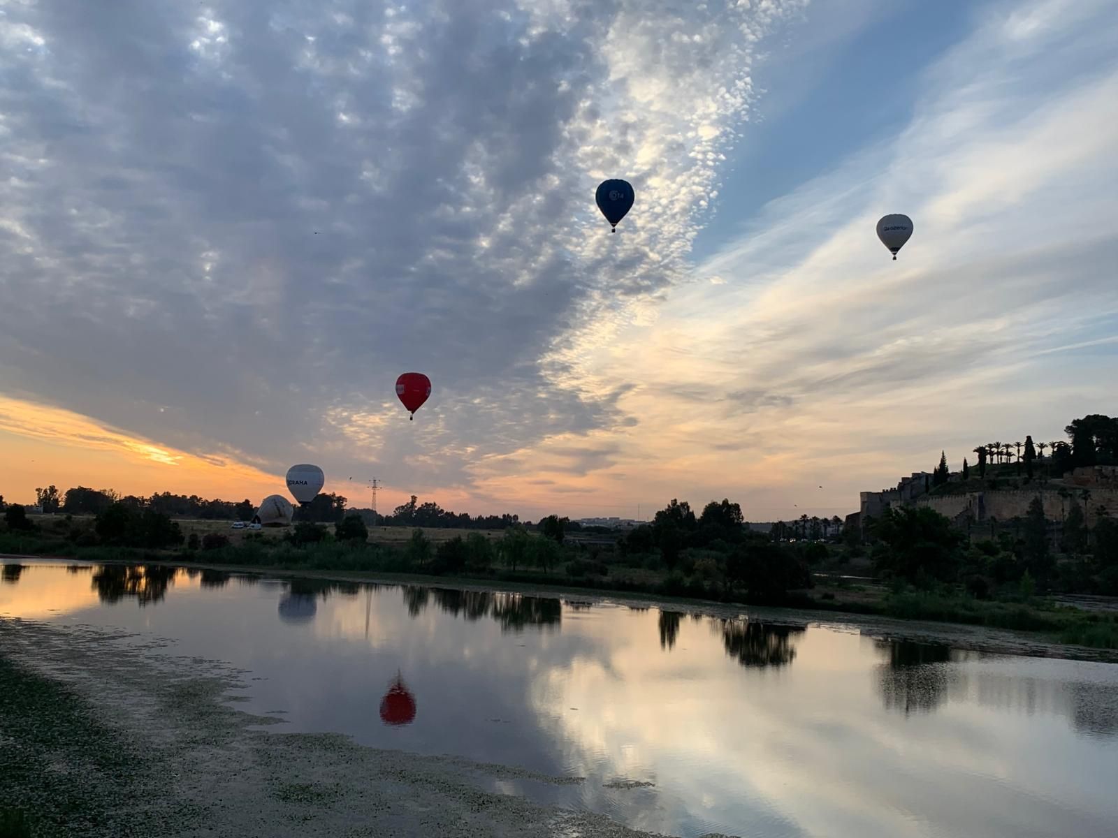 Las mejores imágenes de los globos aerostáticos sobrevolando Badajoz