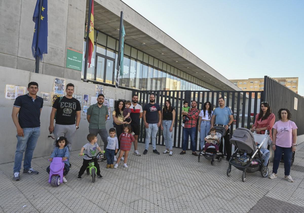 Las familias de Cerro Gordo a las puertas del colegio donde quieren matricular a sus hijos.