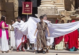 La imposición de togas para entrar en la edad adulta, en imágenes