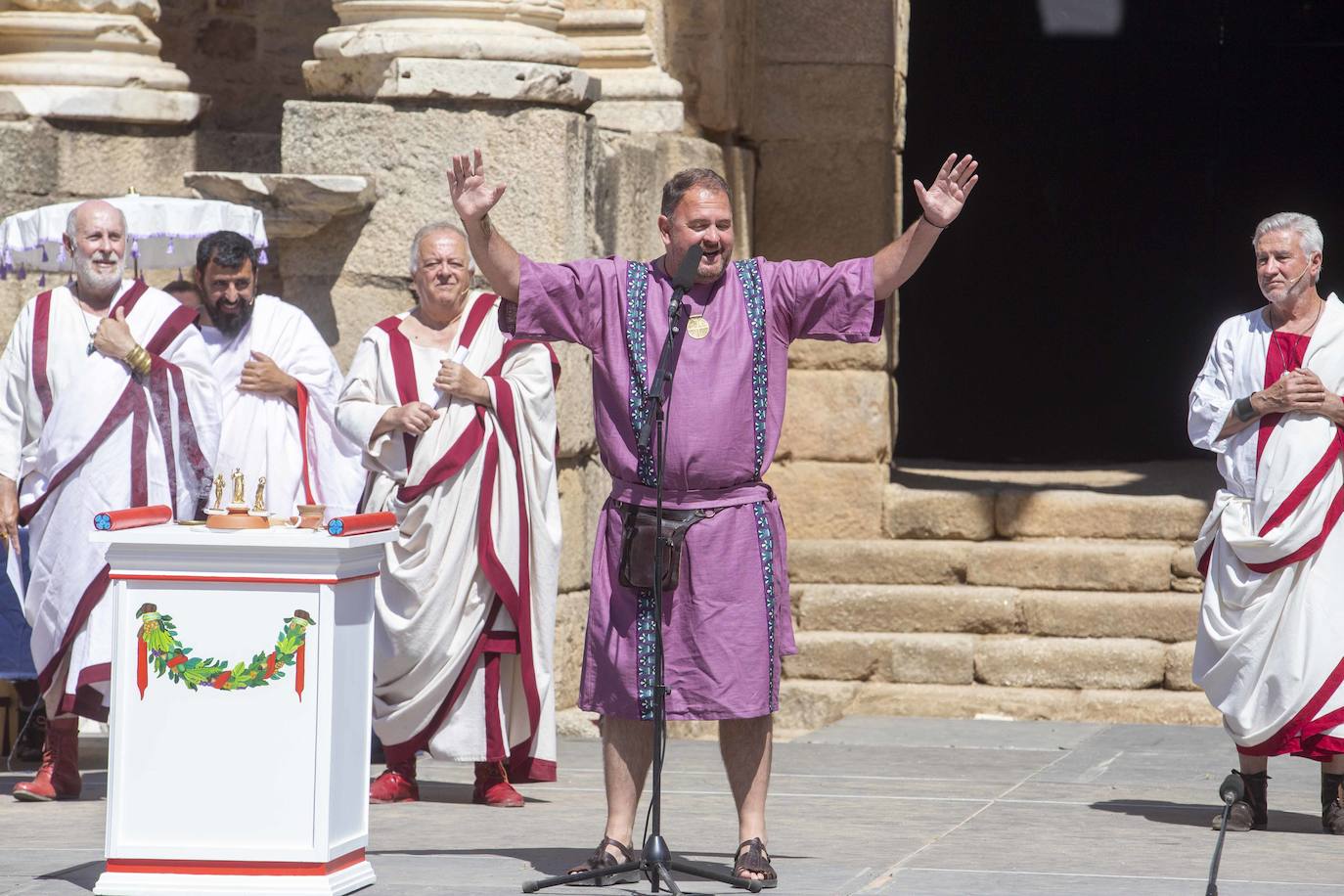 La imposición de togas para entrar en la edad adulta, en imágenes