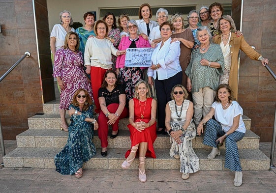 Enfermeras de la Cruz Roja muestran una foto de la primera promoción.