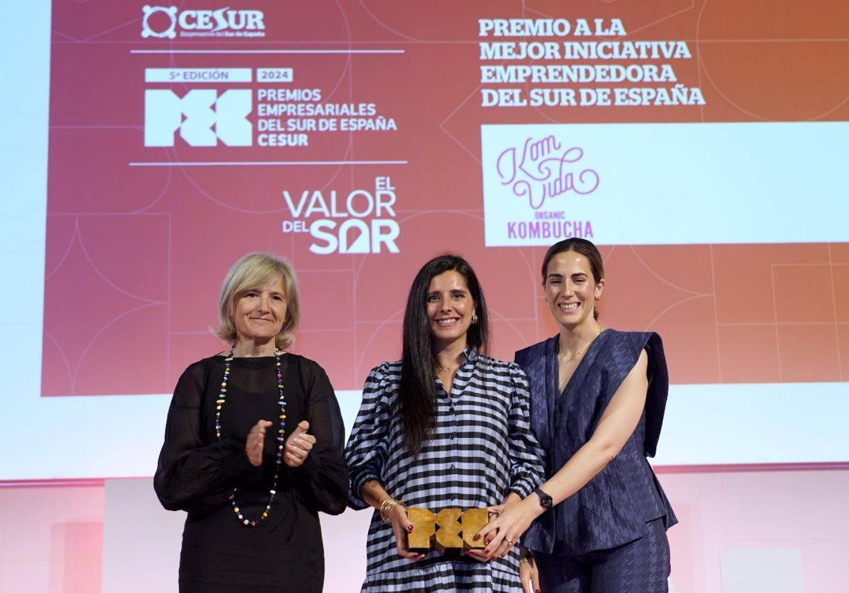 Las frexnenses recogiendo el premio.