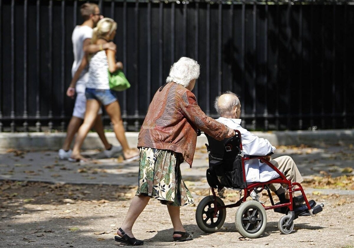 Los extremeños tardan 293 días en recibir la resolución de la prestación por dependencia