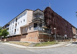 Aspecto exterior del edificio donde se ubican las viviendas sociales, en la avenida Gabriel y Galán.