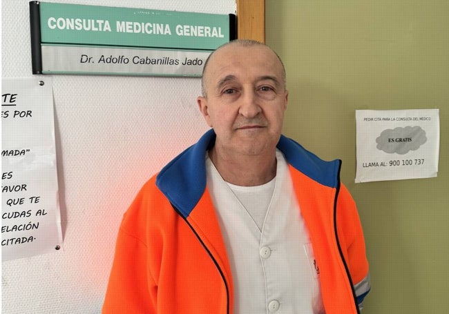 Adolfo Cabanillas en la puerta de su consulta en Guadalupe.