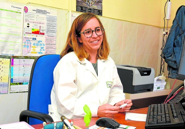 Elena Grimaldi, en su consulta del consultorio médico de Torrecilla de los Ángeles.