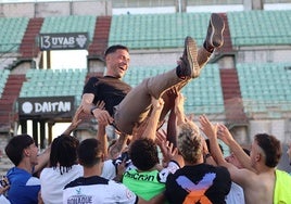 David Rocha, manteado ayer en el Romano en su partido de despedida con el Mérida.