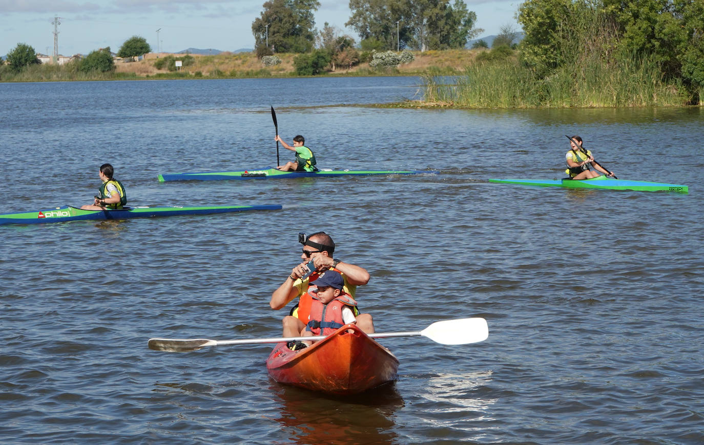Imágenes de la jornada de puertas abiertas en el club de piragüismo de Badajoz