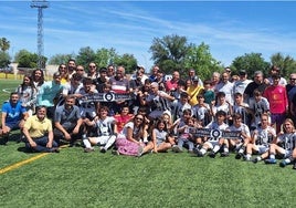 Los cadetes blanquinegros con sus familiares tras proclamarse campeones de la liga en la fase de oro.