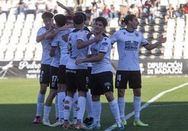 Los jugadores del Mérida celebran uno de sus últimos goles en el Romano.