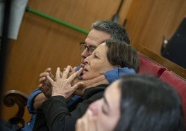 Pepe junto a su mujer, Emilia Chavero, en la lectura del veredicto.