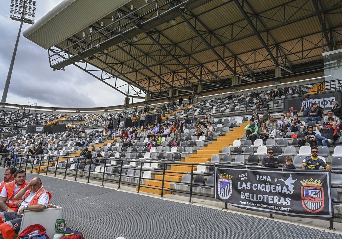 El último partido del Badajoz, ya descendido, ante el Llerenense dejó un aspecto desolador en las gradas del Nuevo Vivero.