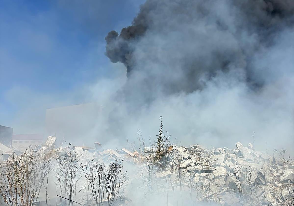Fotos | Así ha sido el incendio en una fábrica de mármol abandonada de Montijo