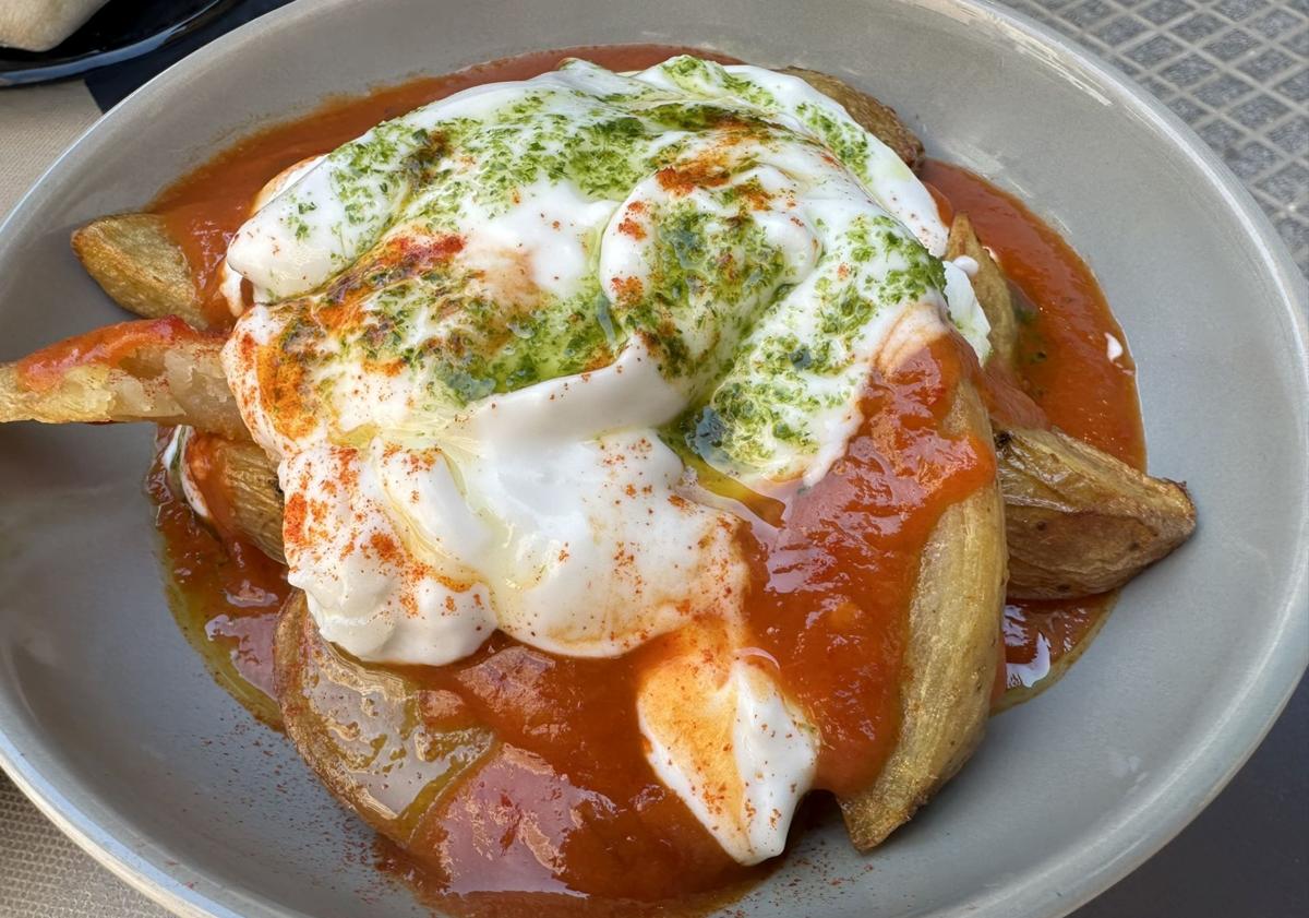 Imagen principal - Patatas bravas, carpaccio y hamburguesa.