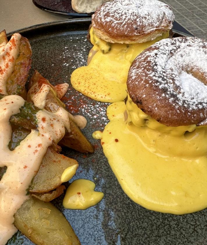 Imagen secundaria 2 - Patatas bravas, carpaccio y hamburguesa.